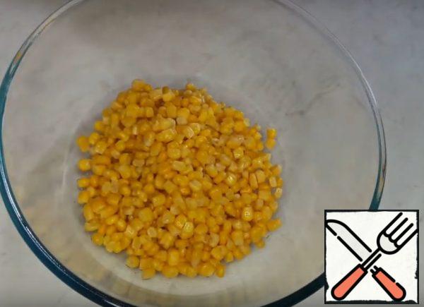 Canned corn is sent to the salad bowl (after draining the excess liquid from the jar).