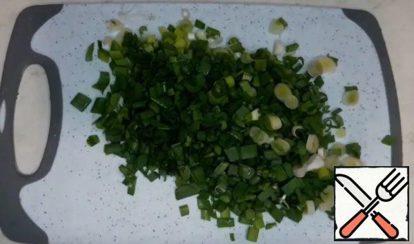 3) Next, cut the green onions and send them to the salad bowl.