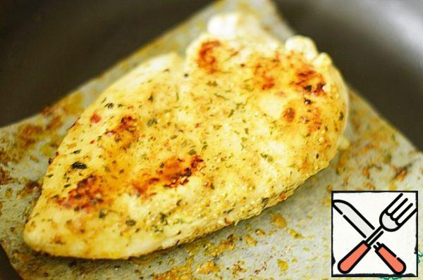 Cover the fillet with the second half of the leaf. Apply a little pressure. Fry in a dry frying pan for 5 minutes on each side.