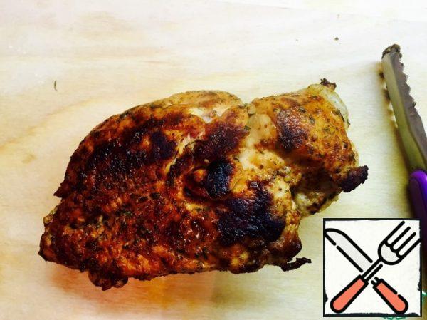 Our chicken is ready.
Let it cool and cut into slices.
The fillet is juicy, flavorful and piquant, so we do not need salt and spices for the salad.