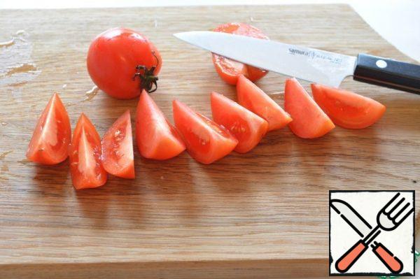 Sturdy medium-sized tomatoes cut into slices.