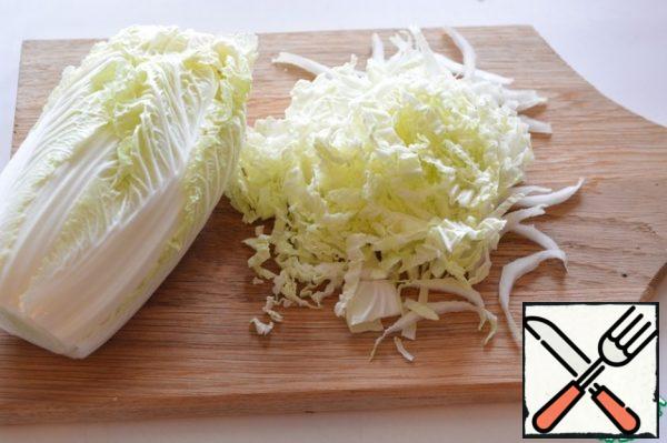 Cut the Chinese cabbage into strips.
