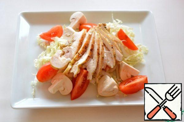 Put the vegetables on a plate and place the sliced chicken fillet on top.