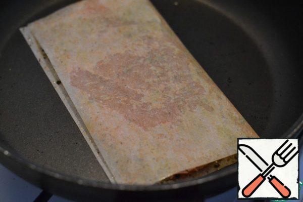 Place the chicken fillet on a seasoning tray for the second tender chicken breast fillet. We use
garlic seasoning. Cover the fillet with the second half of the leaf.
Apply a little pressure with your hand.
Fry in a dry frying pan for 4 minutes on each side.