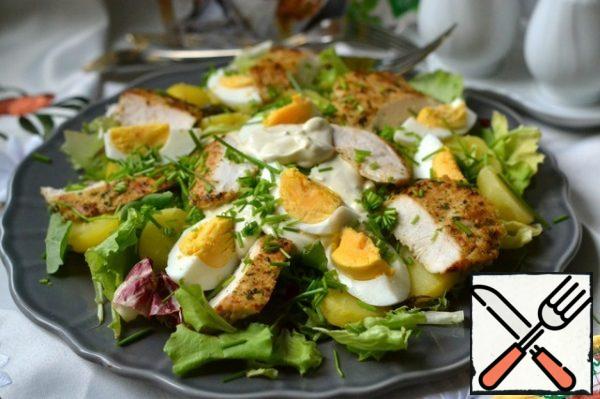 Spread the salad sauce.
Sprinkle with finely chopped green onions.
You can serve.