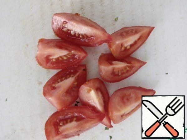 Cut the tomatoes into 4 pieces.