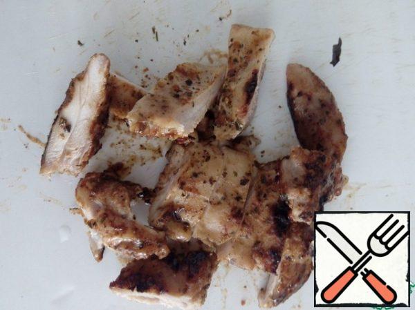 Cut the chicken fillet into strips. Mix all the ingredients and season the salad.