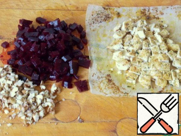 Cut the beets into small cubes. Chop the nuts into pieces. Grate the garlic. Cut the cooled breast into medium cubes.