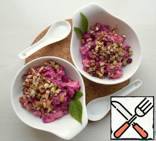 Put the chicken breast, beetroot, garlic and yogurt in a bowl and mix. Put in serving plates and sprinkle with chopped nuts.