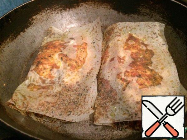 Fry the chicken fillet in a frying pan without oil, wrapping the pieces of meat in frying sheets.