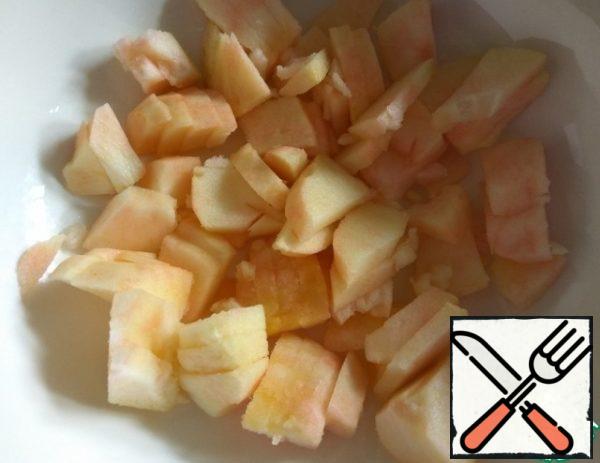 While the breast is frying, peel the apple and cut it into slices. Put it in a salad bowl.