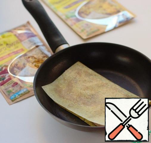 Put the chicken breast on one half of the Maggi frying sheet, cover with the other half of the sheet, press with your hand and cook in a preheated pan without adding oil for 5-7 minutes on each side.