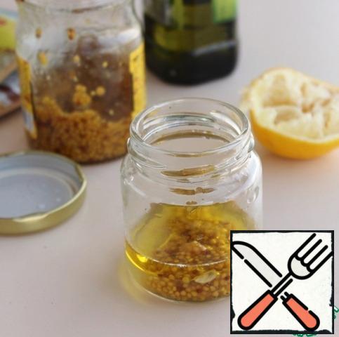 Prepare the salad dressing. In a jar, mix 2 tbsp olive oil, 1 tbsp grainy mustard, 1 tbsp lemon juice, close the jar with a lid, shake.