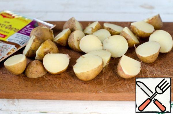 Small potatoes are well washed and boiled in the uniform. Cut it in half.