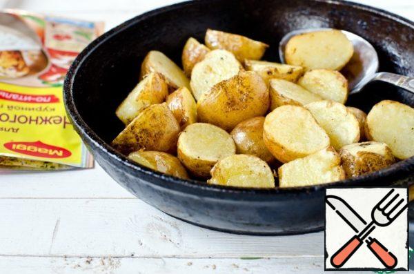 In the pan, pour the oil and fry the potatoes until they are browned, do not pour the oil, we will still need it for refueling.