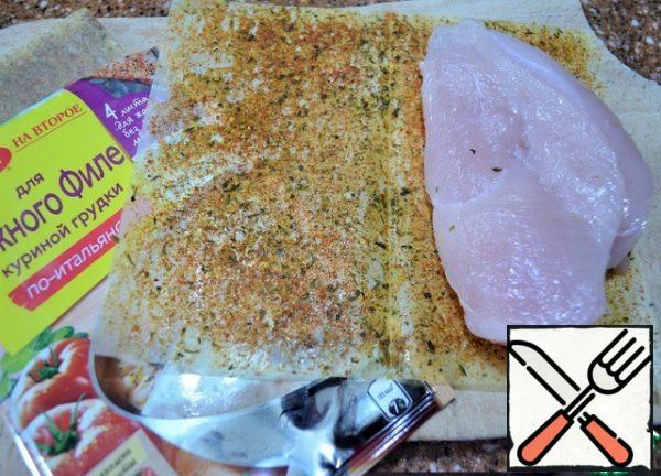 Lightly chop the chicken breast,
put it on a baking sheet.
Cover it, press it with your hand.