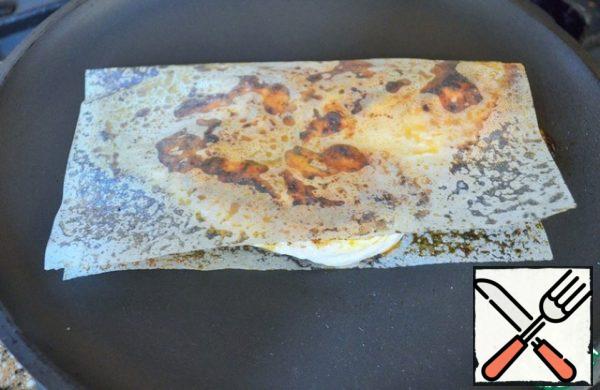 Fry in a dry frying pan for 4 minutes
on each side.