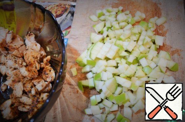 Wash the apple and cut it into slices.
Put it on the breast.