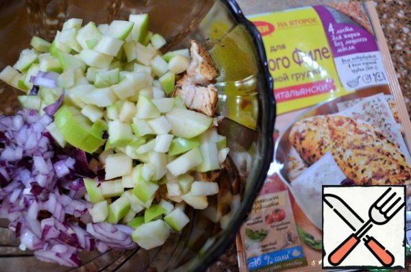 Peel and slice the onion. Add to the salad.