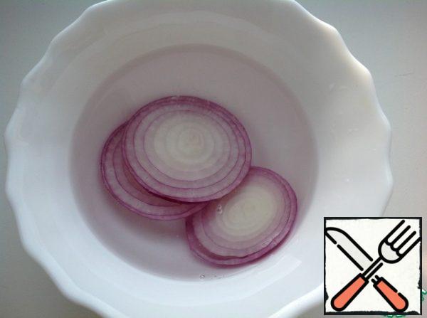 Peel the red onion, cut it into thin circles and pour ice water for 10 minutes to remove the bitterness. Then drain the water, dry it and cut it into 4 parts.