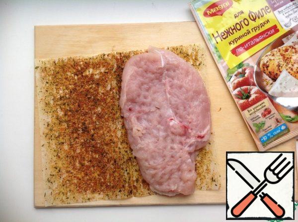 Wash the chicken breast, dry it and beat it with a hammer to a thickness of 1.5 cm. Unfold the frying pan, put the chicken fillet on one half, cover with the other half of the baking sheet. Press down with the palm of your hand.