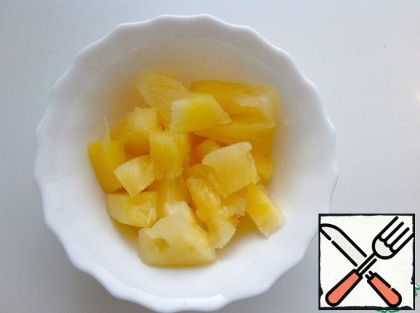 Drain the liquid from the pineapples and cut into small slices.