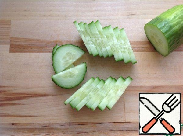 Wash the cucumber and cut it into thin half rings.