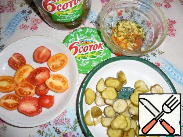 Cut the cucumbers into thin circles or semicircles (as you prefer).