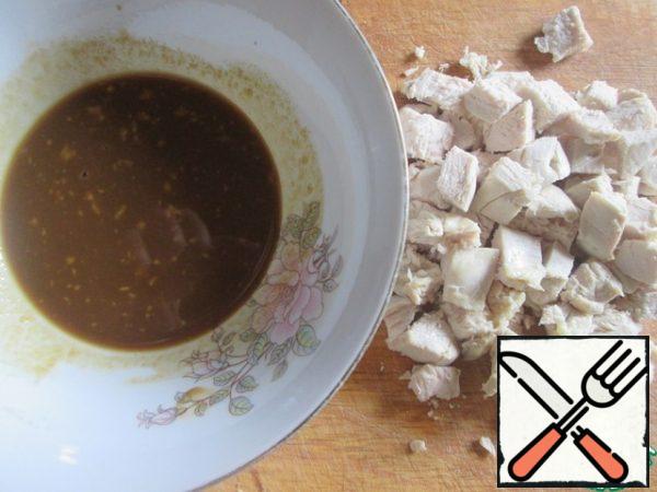 Boiled chicken fillet cut into cubes. Mix honey, mustard and soy sauce in a bowl and pour the marinade over the chicken.