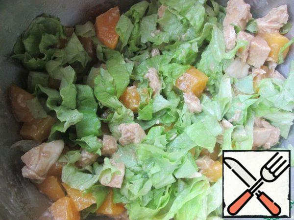 Cut the peaches into cubes, lettuce leaves into strips, add to the chicken, mix well.