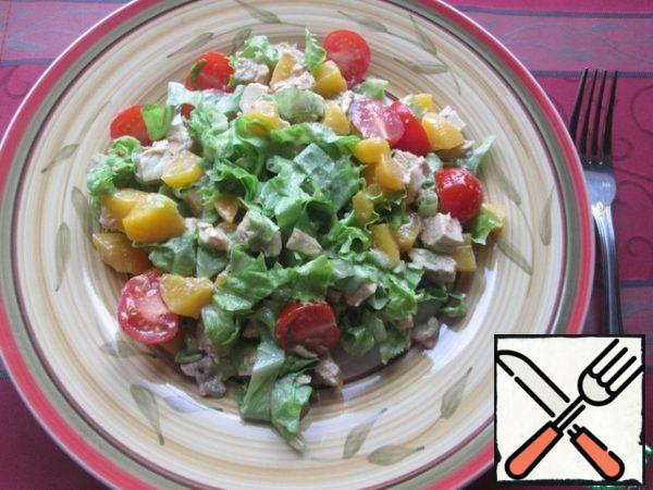 Put the salad on a plate, garnish with cherry tomatoes, cut in half, a little pepper, if necessary, salt. Drizzle with olive oil and serve.