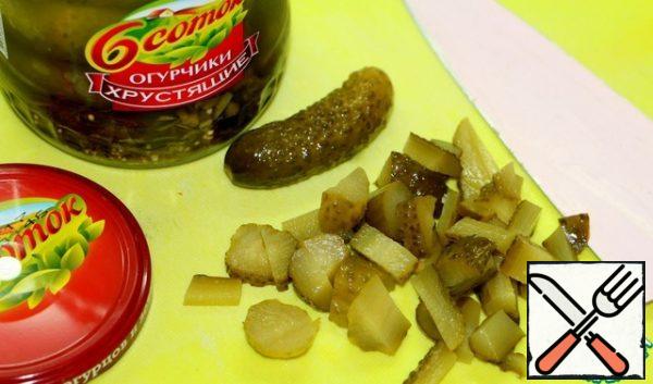 Cut the crispy cucumbers not too finely.