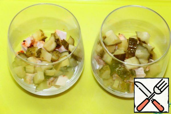 Arrange the salad ingredients in serving glasses in any order.