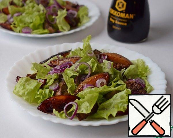 Put the caramelized plums in a salad bowl.