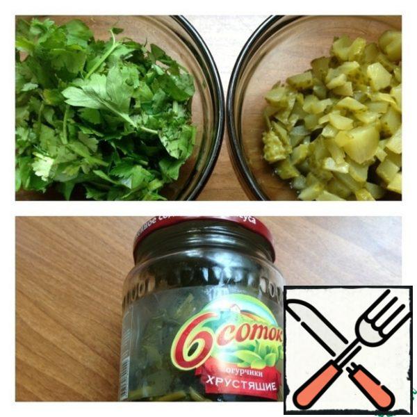 Finely chop the greens, cut the cucumbers into small cubes.