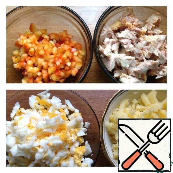 Cut the pepper and eggs into small cubes. Cut the ham into fibers or, as I do, cut into cubes, just like potatoes.