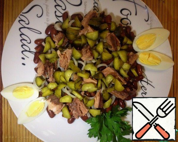 Cut the egg into four pieces and add it to the salad.