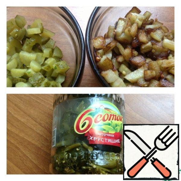 Cucumbers cut into small cubes.
Eggplants should cool completely.
Add the seasoning, mix well.
