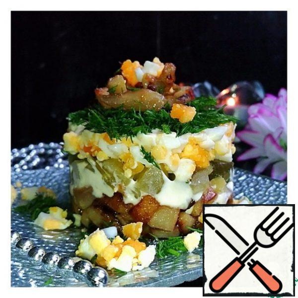 Lay out the salad in layers:
1) eggplant + mayonnaise dressing
2) cucumbers
3) eggs + mayonnaise dressing
4) dill
You can put a few more eggplant cubes, eggs and greens on top.