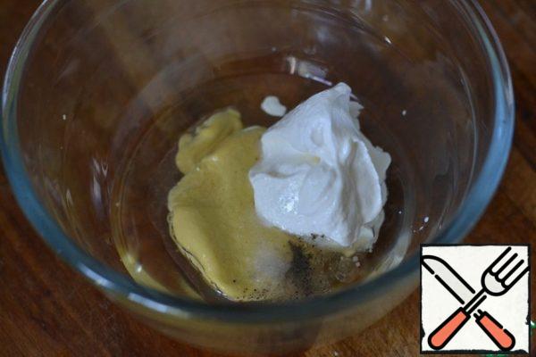 In a separate bowl, mix the sunflower oil, wine vinegar, mustard, salt, pepper and sour cream.