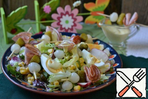 Cut the boiled eggs into quarters. Spread on the salad.
Skewers are also spread on the salad and pour the remaining sauce.