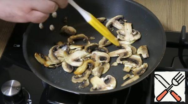 Put the mushrooms in a preheated frying pan and fry them a little.