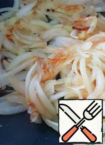 Cut the onion lengthwise and fry in the oil, stirring, until the first Golden feathers appear.