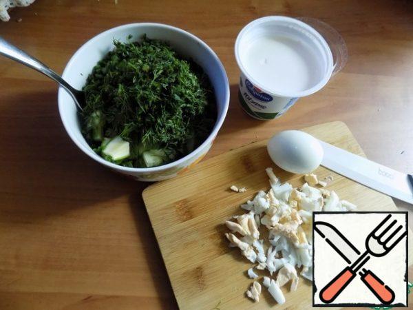 Greens: Chard, dill, onion, cucumber finely chop and put in a salad bowl. Hard-boiled eggs. We cut two pieces not very finely and send them to the salad.