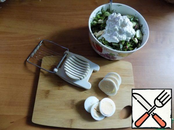 Season with salt and pepper, season with grainy cottage cheese and cream. Before serving, I also cut the egg with a special device.