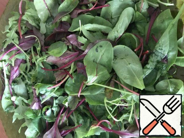 Take any mixture of lettuce leaves. If necessary, it should be rinsed and slightly dried.