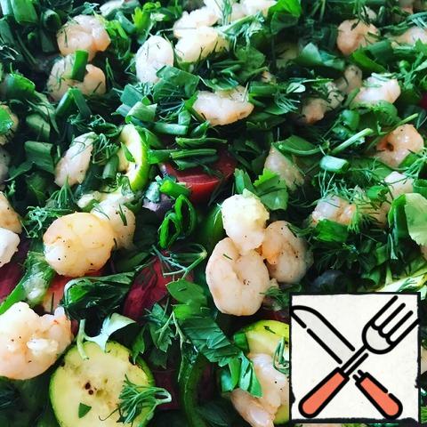 Spread the prawns and dressing evenly over the salad. Sprinkle chopped herbs on top.