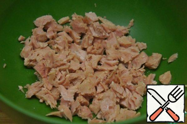 Carefully break the tuna into small pieces and put it in a deep bowl.