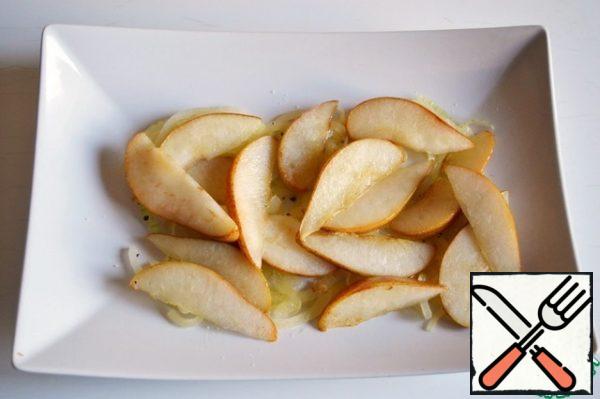 Put the pears on the onion.