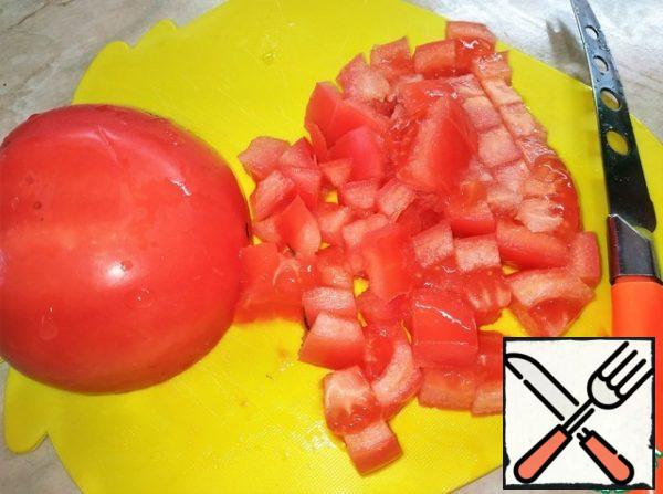 Cut the products into small cubes:
Tomatoes.